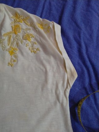 Camiseta bordada dorada y blanca