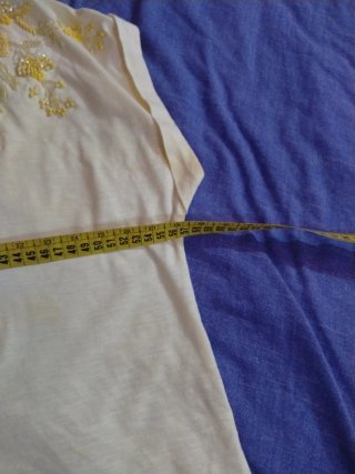 Camiseta bordada dorada y blanca