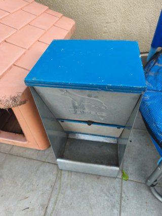 Caseta Perro + Comedero Metálico