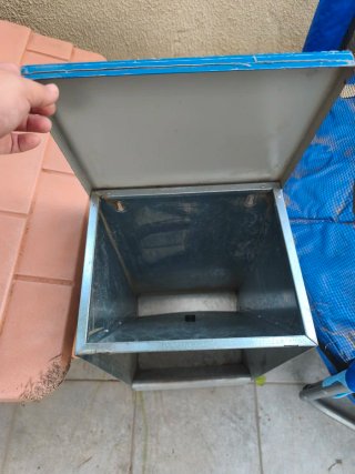 Caseta Perro + Comedero Metálico