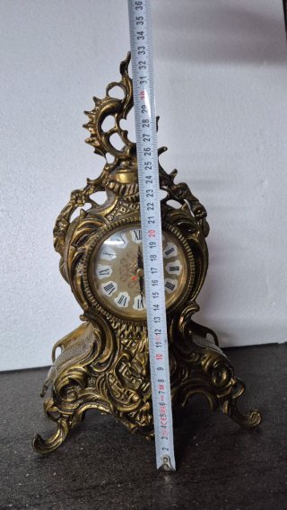 Reloj de sobremesa dorado estilo antiguo