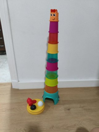 Torre apilable de juguete con pelotas