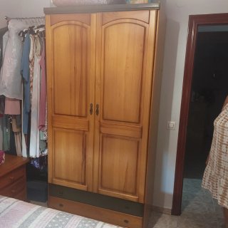Ropero de madera con cajones