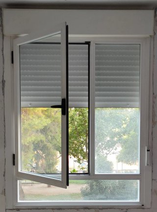 Ventana aluminio con cajón y persianas