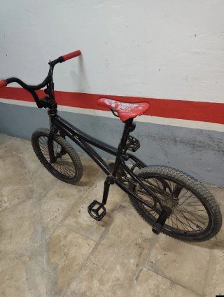 Bicicleta BMX Negra con Detalles Rojos