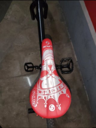 Bicicleta BMX Negra con Detalles Rojos