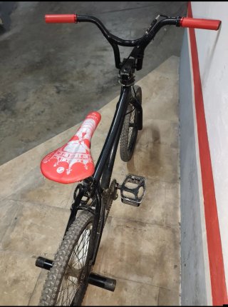 Bicicleta BMX Negra con Detalles Rojos