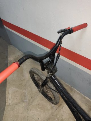Bicicleta BMX Negra con Detalles Rojos