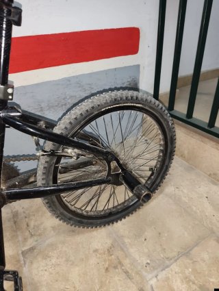 Bicicleta BMX Negra con Detalles Rojos