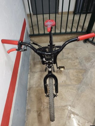 Bicicleta BMX Negra con Detalles Rojos