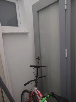 Puerta de aluminio gris con cristal opaco con llav