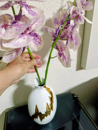 Orquídeas de tela moradas y blancas