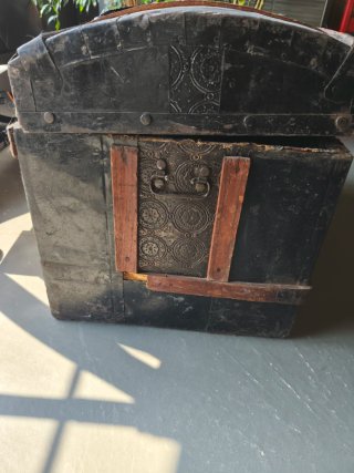 Baúl antiguo madera y metal decorado