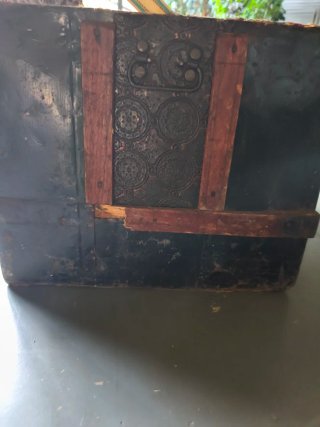Baúl antiguo madera y metal decorado