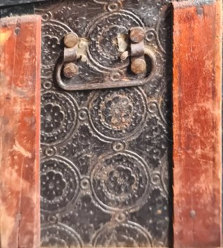Baúl antiguo madera y metal decorado