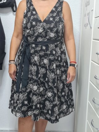 Vestido negro con estampado floral blanco