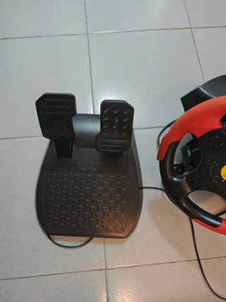 Volante Thrustmaster con pedali