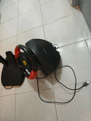 Volante Thrustmaster con pedali