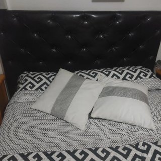Cabecero de cama negro y plateado