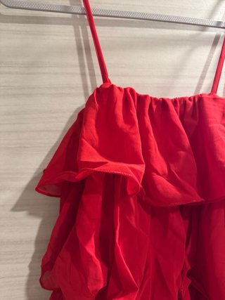 Vestito con volant rosso