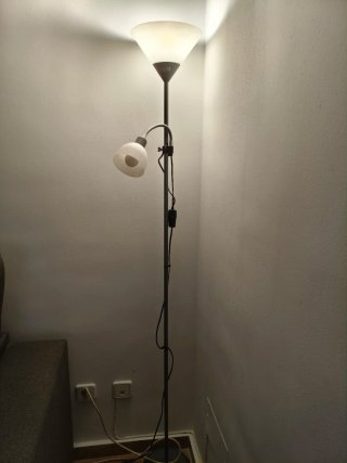 Lámpara de pie gris y blanca