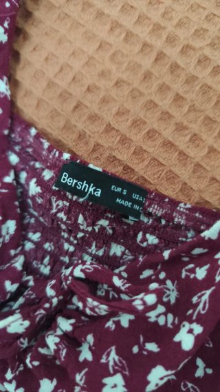 Vestido Bershka floral granate