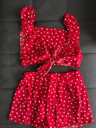 Conjunto rojo de corazones con espalda descubierta