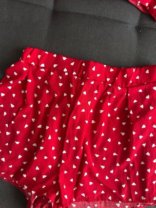 Conjunto rojo de corazones con espalda descubierta