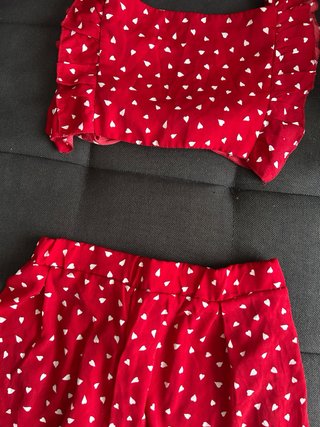 Conjunto rojo de corazones con espalda descubierta