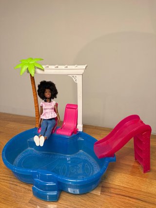 Barbie Piscina con Muñeca y Tobogán