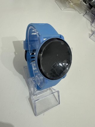 Reloj digital azul claro
