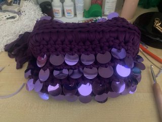 Borsa viola con paillettes