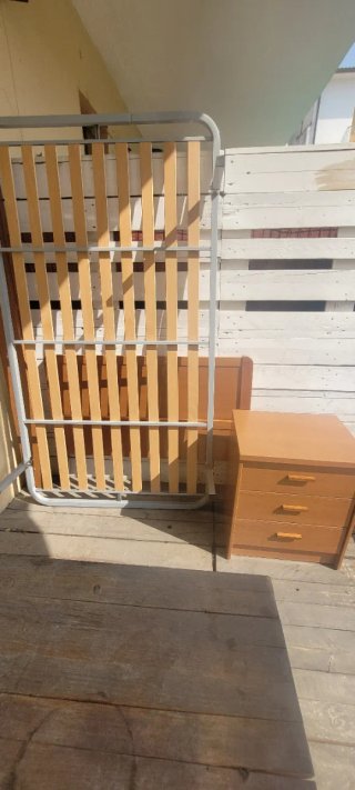 Cabezal de cama de madera más mesita.
