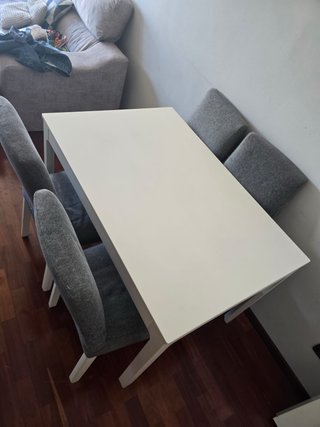 Mesa extensible 4/6 lugares +4 sillas  IKEA