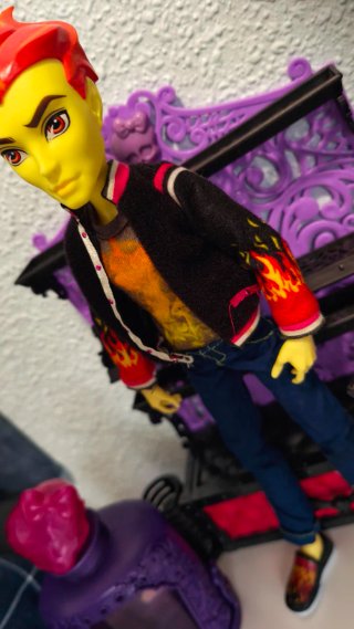Muñeco Monster High Heath Burns Hijo del Fuego