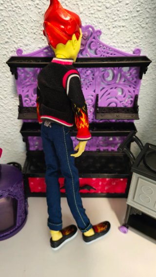Muñeco Monster High Heath Burns Hijo del Fuego