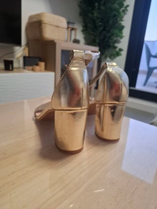 Sandalias doradas tacón cuadrado mujer