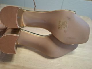 Sandalias doradas tacón cuadrado mujer