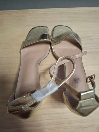Sandalias doradas tacón cuadrado mujer