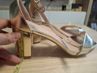 Sandalias doradas tacón cuadrado mujer