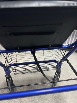 Andador azul con frenos y cesta
