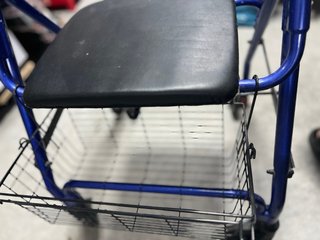 Andador azul con frenos y cesta