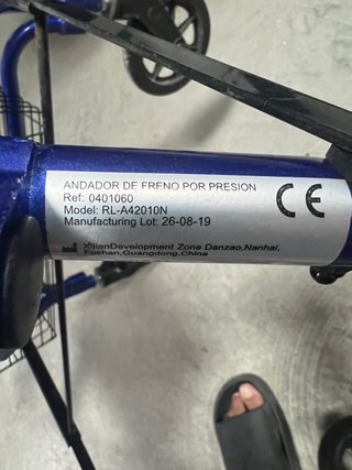 Andador azul con frenos y cesta
