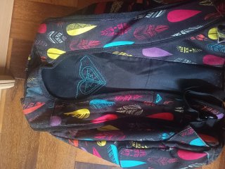 Mochila Roxy con estampado de plumas