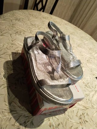 Vendo Sandalias de verano Hualun plateadas Talla 3