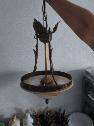 Lámpara colgante dorada y de cristal