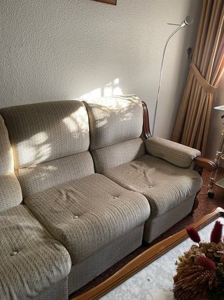 Sofá esquinero beige y marrón con mesita pequeña