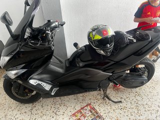 Yamaha T-Max Negra