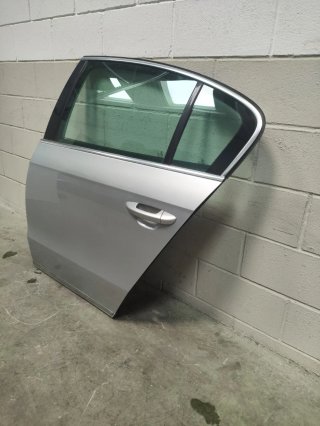 Puerta trasera izquierda VW Passat B7 de 2012.