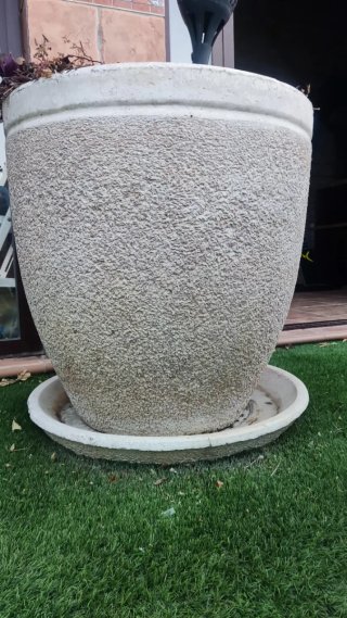 Macetón de piedra beige y blanco